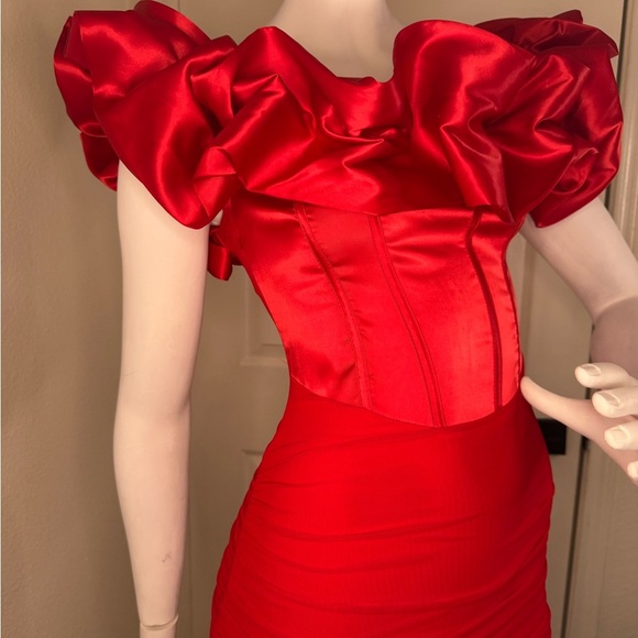 Privy Red Bodycon Midi Dress with Sweetheart Neckline - Picture 4 of 13